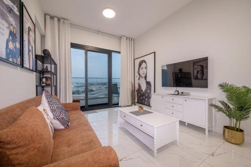 Stylish 1BR Just 3 Minutes Walk to Metro, Dubaj