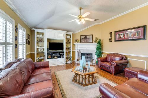 Family Home Near I-80 in Suburban Dallas Sidekick in Форні