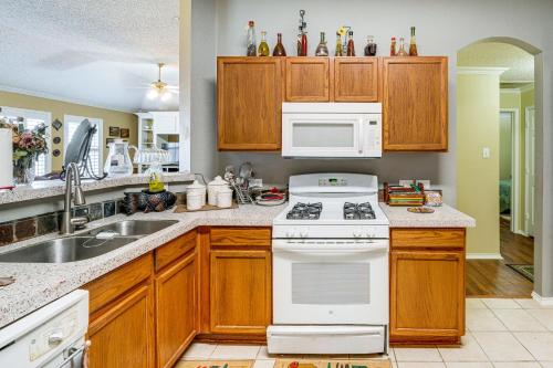 Family Home Near I-80 in Suburban Dallas Sidekick in Форні