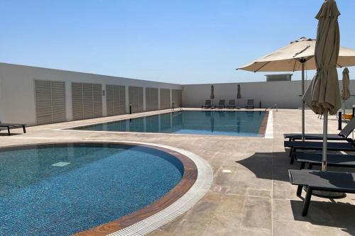 Stylish 1BR w/ Balcony & Pool |2 Min Walk to Metro - image 11