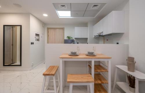 Stylish 1BR w/ Balcony & Pool |2 Min Walk to Metro - image 14