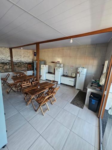 Kitchen, MEG House Hostel in Trindade