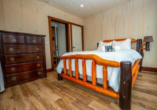 River Safari Bear Den in บลูริเวอร์ (BC)