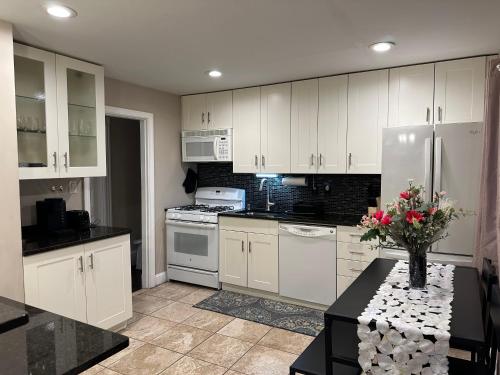 Konyha, Spacious 3 Bedroom Near Train Station in Malden
