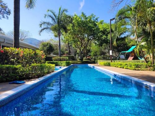 Near Airport - Lush Gardens, Pool, King Bed, Security in 聖安娜