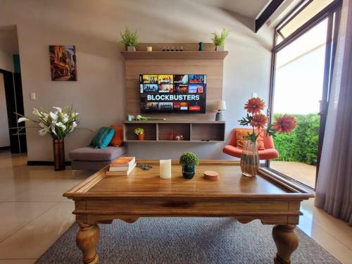 Near Airport - Lush Gardens, Pool, King Bed, Security in 聖安娜