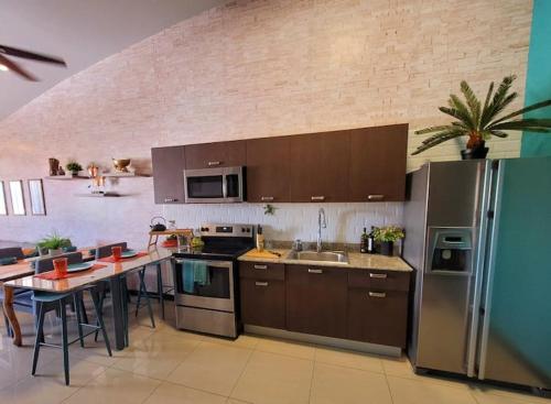 Near Airport - Lush Gardens, Pool, King Bed, Security in 聖安娜
