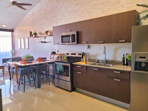 Near Airport - Lush Gardens, Pool, King Bed, Security in 聖安娜