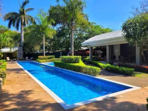 Near Airport - Lush Gardens, Pool, King Bed, Security in 聖安娜