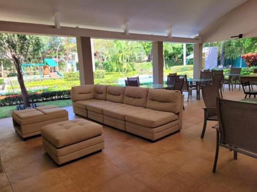 Near Airport - Lush Gardens, Pool, King Bed, Security in 聖安娜