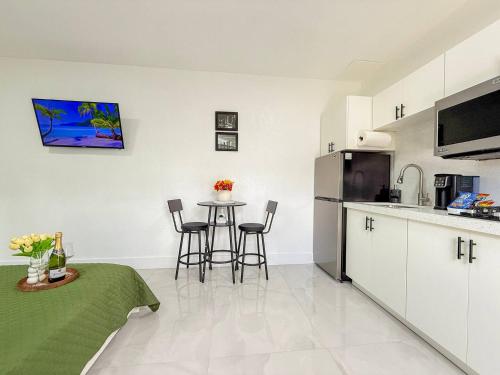 Luxury Suite Studio With Kitchen & Spa Shower in มิรามาร์ (FL)