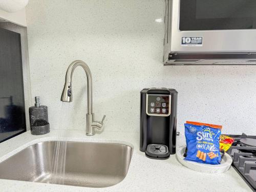 Luxury Suite Studio With Kitchen & Spa Shower in มิรามาร์ (FL)