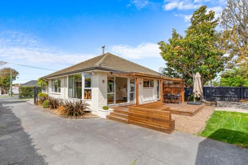 Peaceful four bedroom holiday house near airport in برنسايد