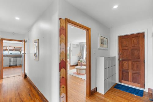 Peaceful four bedroom holiday house near airport in برنسايد