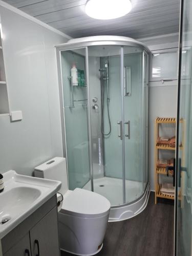 Sleeps 3 to 4 - - 200m from beach in Brighton