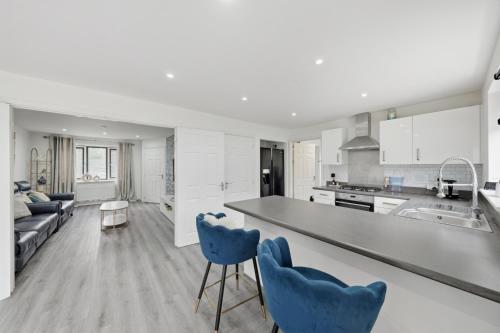 Lara's 4 Bedroom House near Coventry in Foleshill