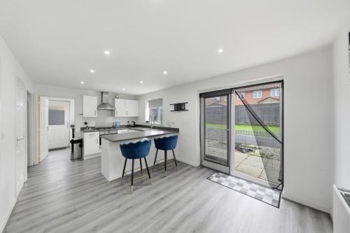 Lara's 4 Bedroom House near Coventry in Foleshill