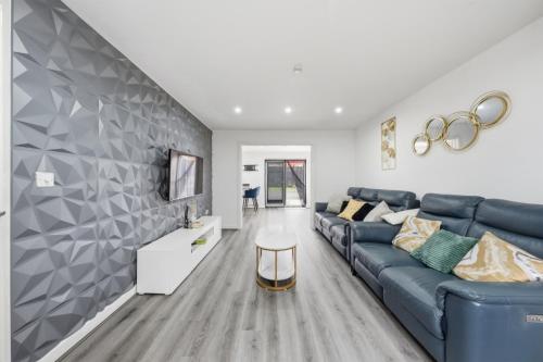 Lara's 4 Bedroom House near Coventry in Foleshill