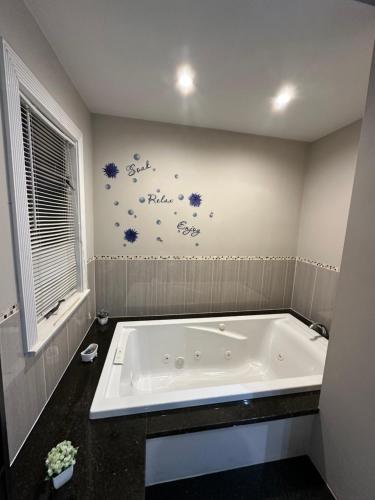 Pezsgőfürdő, Spacious 3 Bedroom Near Train Station in Malden