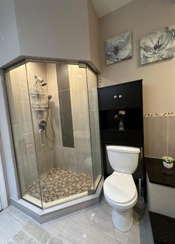 Zuhanyzó, Spacious 3 Bedroom Near Train Station in Malden