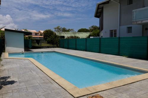 Cocon Montabo - logement tout équipé avec climatisation et Wi-Fi - à seulement 5 min de la plage (Cocon Montabo - logement tout equipe avec climatisation et Wi-Fi - a seulement 5 min de la plage) in กาแยน