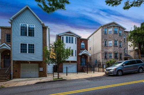 1st Floor Gated Apt with Game Room Gym and Parking in Newark, USA