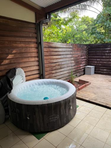 Cocon Montabo - logement tout équipé avec climatisation et Wi-Fi - à seulement 5 min de la plage (Cocon Montabo - logement tout equipe avec climatisation et Wi-Fi - a seulement 5 min de la plage) in กาแยน