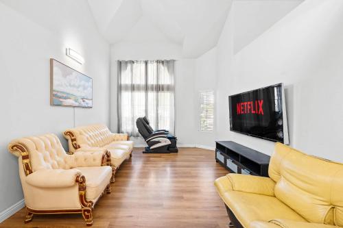 Bright Family Getaway w Garage&Prime SoCal Location in เวลินดา