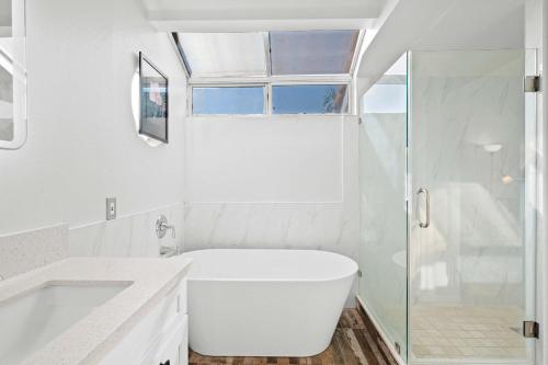 Bright Family Getaway w Garage&Prime SoCal Location in เวลินดา