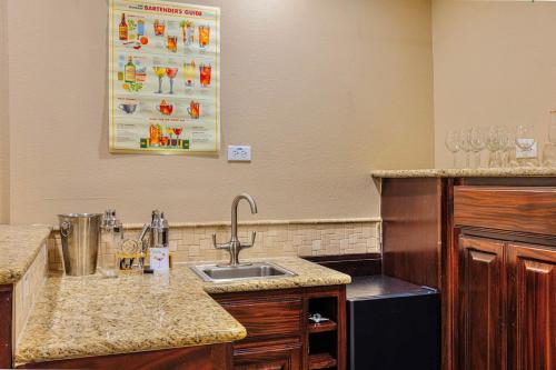 Retro Retreat - Fire Pit, Billiards, Media Room, Games in Flower Mound