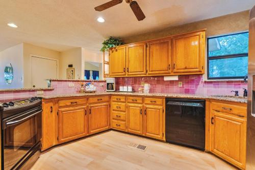 Retro Retreat - Fire Pit, Billiards, Media Room, Games in Flower Mound