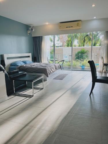 CHIC Beautiful apartment by the seaside, terrace, pool, free gym