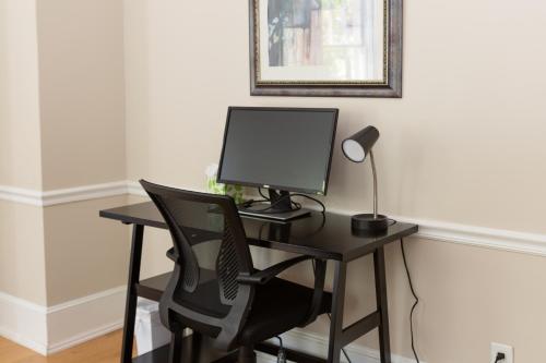 Spacious 2br In Grand Old Home, Downtown Durham in Durham, USA