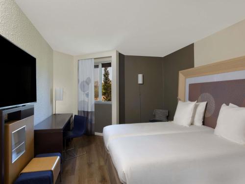 Twin room, city view