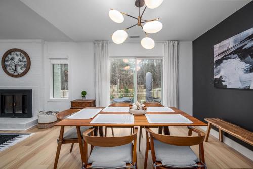 Tranquil Light-Filled Retreat 3BR Ranch in Sayward Drive