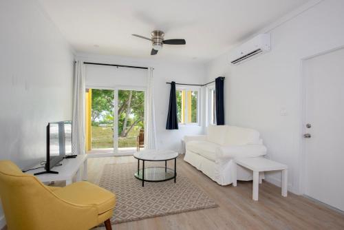 Laughing Bird Studio #7 - Brand New Stylish Apartment, Pool, Bea condo in Governor's Harbour