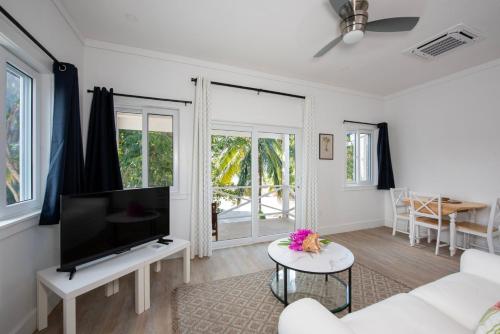 Laughing Bird Studio #7 - Brand New Stylish Apartment, Pool, Bea condo in Governor's Harbour