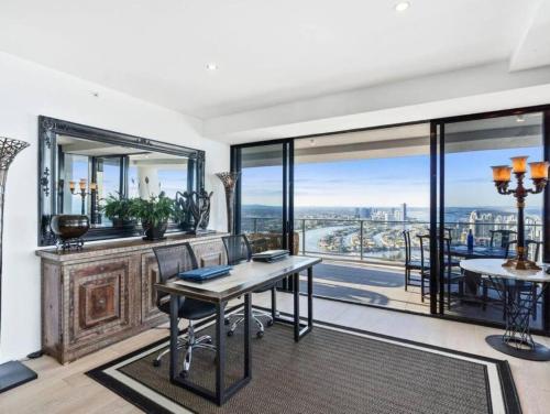 Exclusive Circle on Cavill Sub-Penthouse Luxury Apt - Hosted by Coastal Letting Co. - image 5