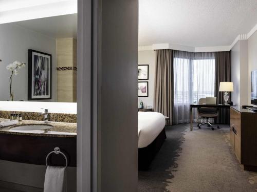 Pullman Miami Airport Room Type - Superior King Room with City View