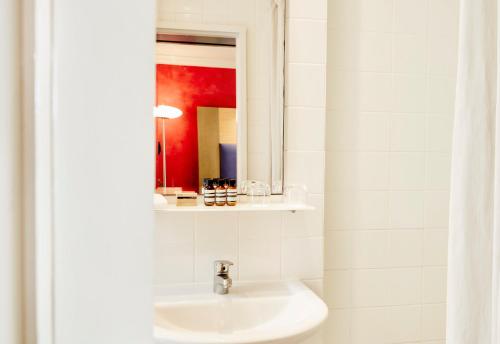 Bathroom, Medusa Hotel in Darlinghurst