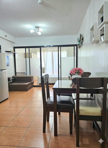 1 Bedroom One Oasis Ecoland  LC Suites near Pizza Hut