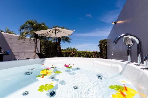 오키나와 본섬 Alpha Terrace Motobu Hills 3성급 게스트하우스 외관