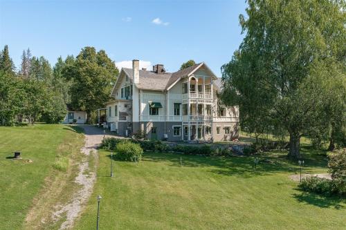 A szálláshely kívülről, Skogsbrynet B&B, Bredsjö Nya Herrgård (Skogsbrynet B&B, Bredsjo Nya Herrgard) in Orebro városközpont