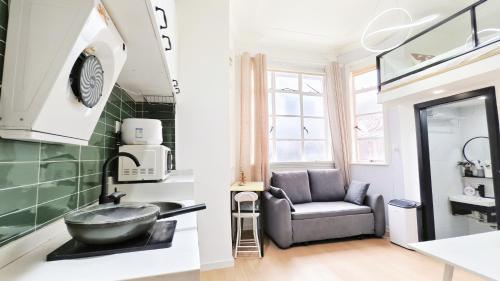 YaoTai - Stylish High-Ceiling Loft with Large Windows & Sofa Lounge - image 2