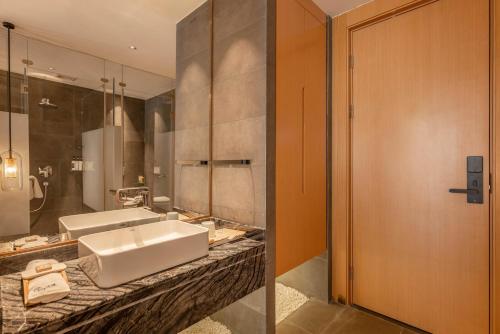 Cangyue Qionglou Lake View Holiday Hotel