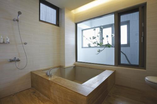 Deluxe Double Room image 6