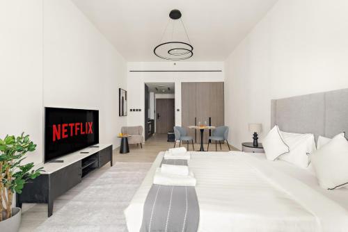 VayK - Elegant Studio in Dubai Hills Overlooking the Pool, Dubaj