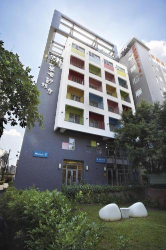 Double Room with Garden View and Balcony image 4