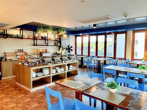 ห้องอาหาร, เดอะ ซิกซ์ทีนท์ ในยาง บีช โฮเทล (The Sixteenth Naiyang Beach Hotel  - Free Schedule Airport Shuttle) in สนามบินภูเก็ต
