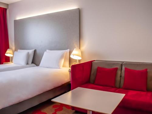 1 twin bed, 1 sofa bed